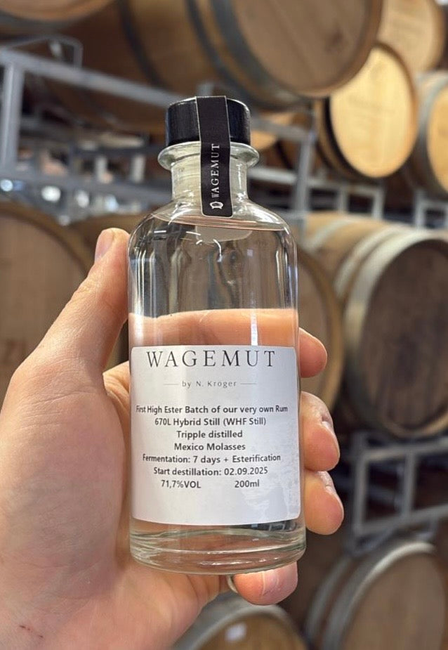 Wagemut erster eigen destillierter HIGH ESTER Rum, 71,7%